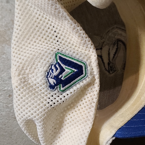 Vancouver Canucks Hat - Picture 3 of 4